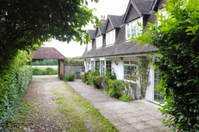 The Lodge - luxury country stay with hot tub and games room